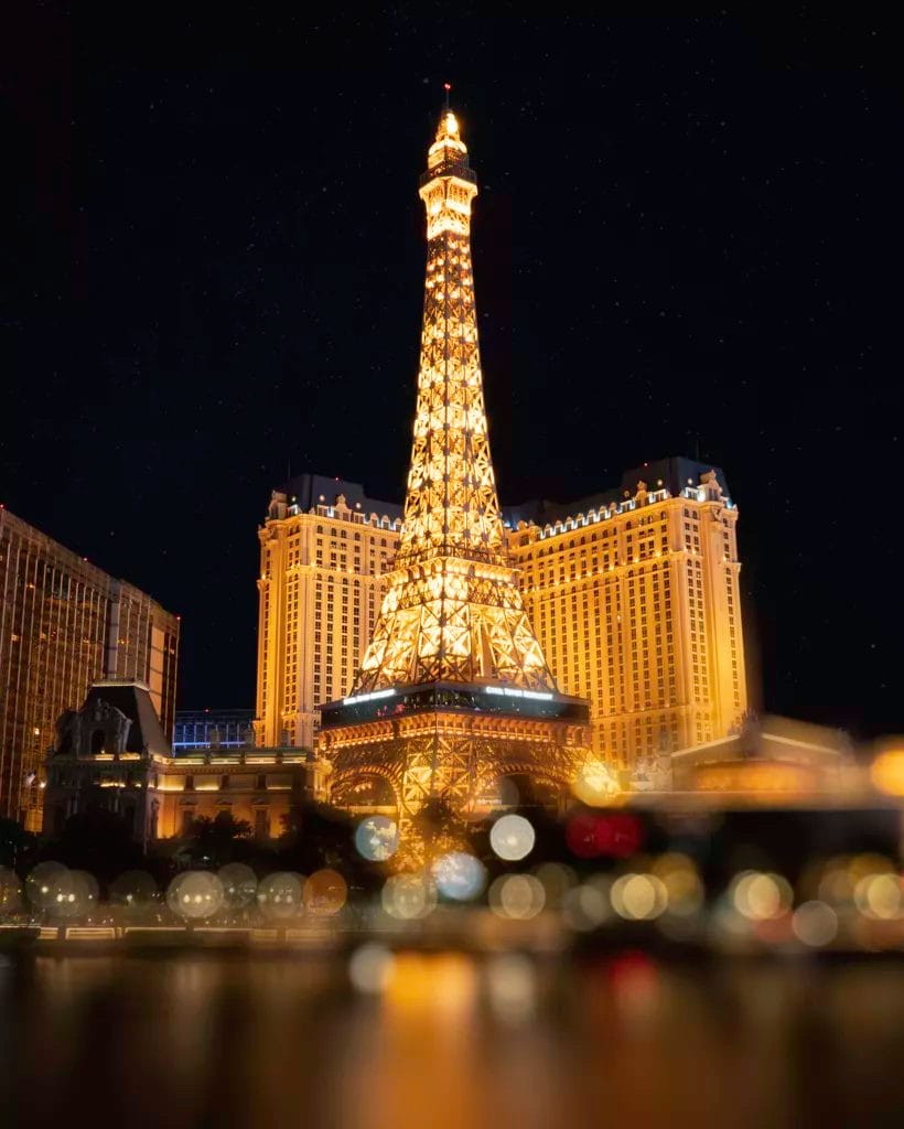 The replica of the eiffel tower at night in las vegas